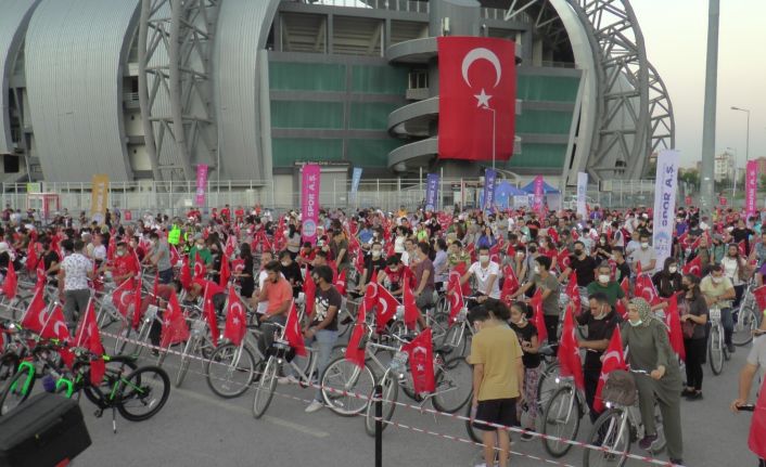 30 Ağustos Bisiklet Turu’nda bin 200 kişi pedalladı