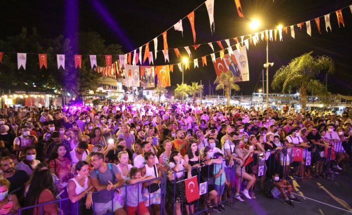 30 Ağustos Kaş’ta Taksim Trio konseri ile kutlandı