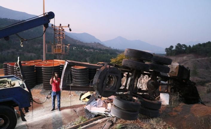 Adana’da kaçış rampasında beton bariyere çarpan kamyondaki 4 kişi öldü