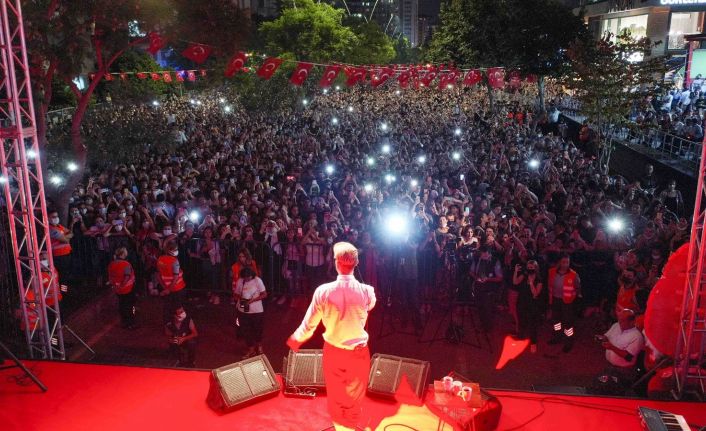 Adana’da on binler 30 Ağustos Zafer Bayramı’nı coşkuyla kutladı