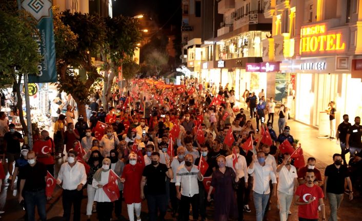 Alanya’da 30 Ağustos Zafer Bayramı kutlamaları fener alayıyla son buldu