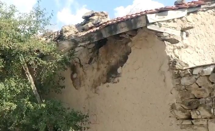 Altıntaş depreminde Afyonkarahisar’daki bir köyde ahır duvarı yıkıldı