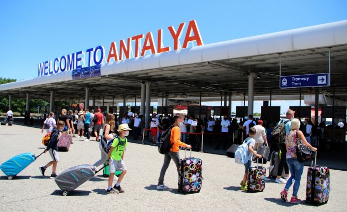 Antalya 8 ayda 5 milyon yabancı turist ağırladı