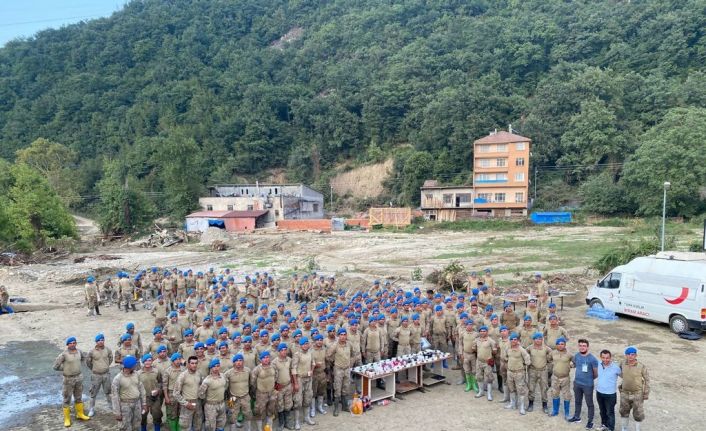 Ayancık’ta yaraları saran Mehmetçik’e doğum günü sürprizi