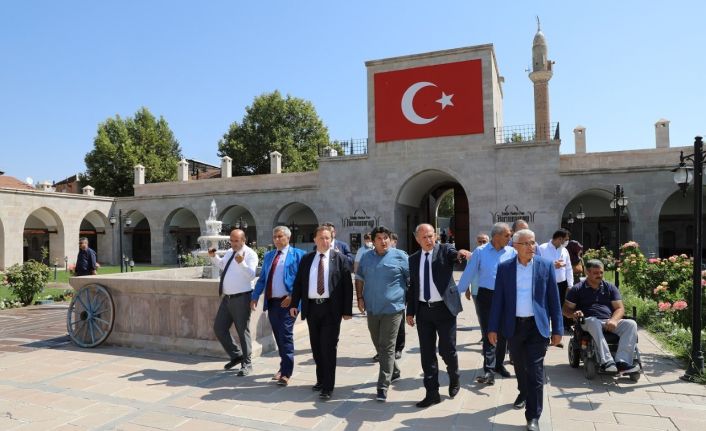 Başkan Güder, Balıkesir’den gelen misafirleri tarihi mekanlarda ağırladı