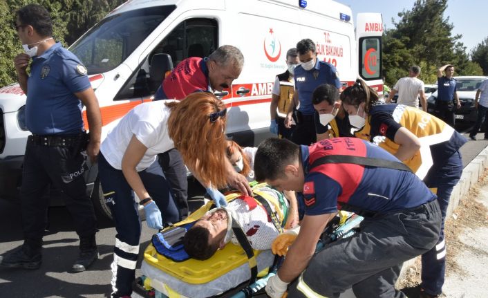 Burdur’da refüje çıkan otomobilin üzerine direk devrildi: 3 yaralı