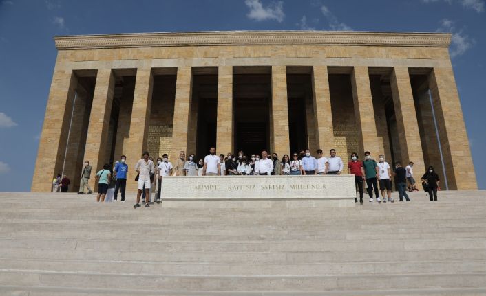 Darıca gençler başkanları ile Anıtkabir’e yürüdü