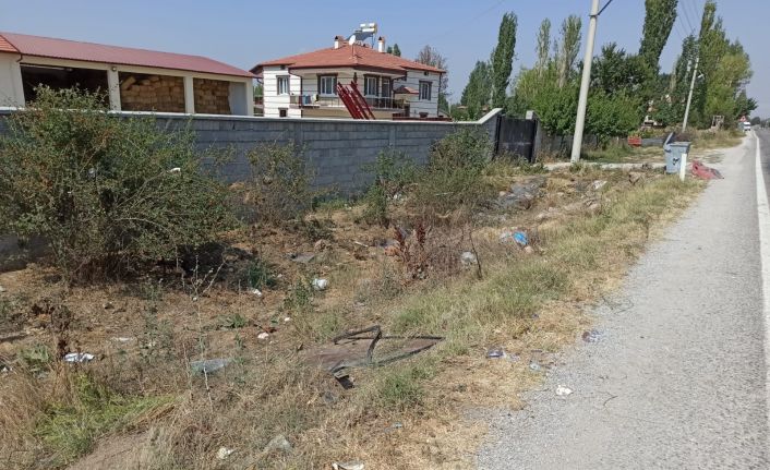 Duvarı yıkıp takla atan minibüste bir kişi hayatını kaybetti