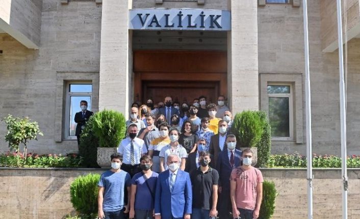 (Düzeltme) Vali Karaloğlu, YKS’de ilk bine giren öğrencileri ağırladı