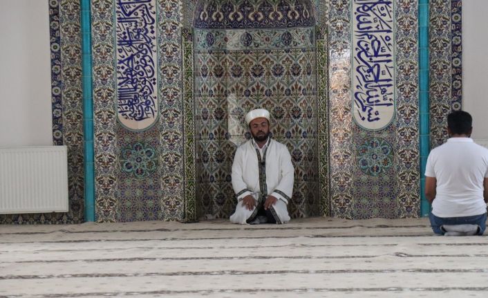 Felaket bölgesinde içerisi balçık dolu cami Cuma’ya yetiştirildi