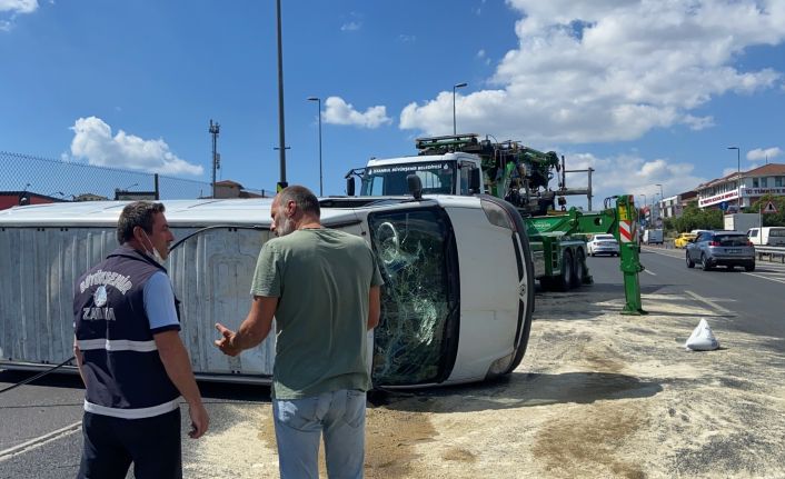 Haliç Köprüsü çıkışında kazaya karışan minibüs yan yattı