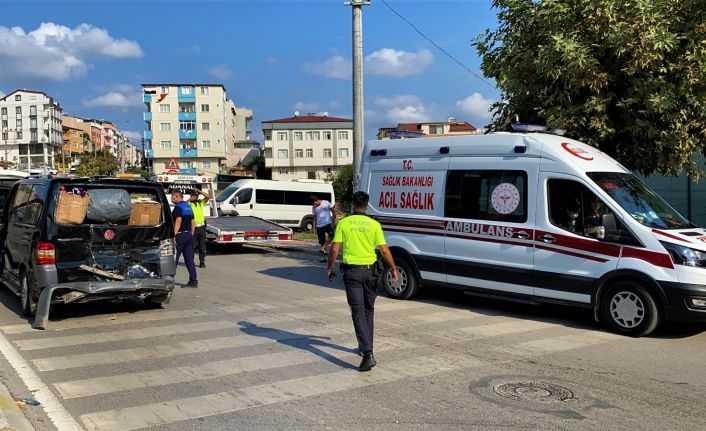 Halk otobüsü minibüsle çarpıştı: 1 yaralı