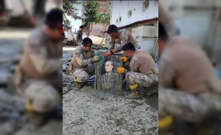 jandarma ekipleri, selde buldukları Atatürk fotoğrafını elleriyle yıkadı