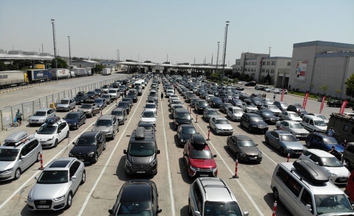 Kapıkule Sınır Kapısı’nda gurbetçi yoğunluğu sürüyor