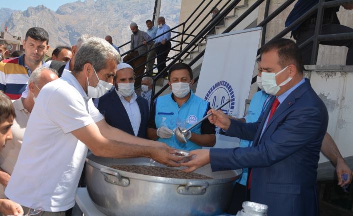 Kazanların başına geçen Vali Akbıyık, aşure dağıttı