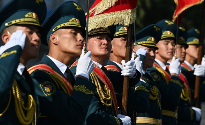 Kırgızistan Bağımsızlık Günü askeri geçit töreniyle kutladı