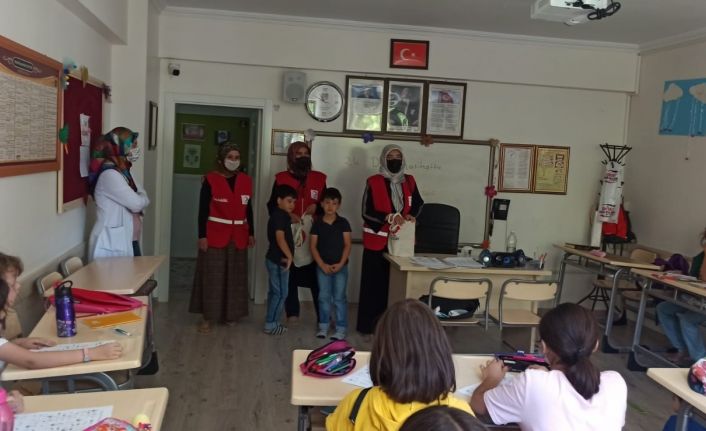 Kızılay gönüllülerinden, Kuran Kursu öğrencilerine dondurmalı teneffüs