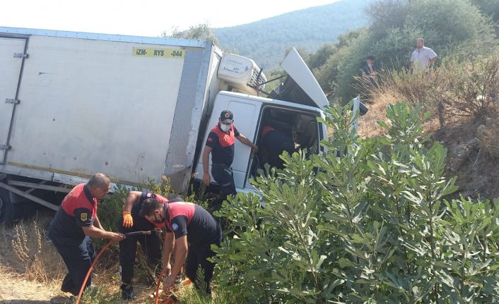 Kontrolden çıkan kamyon şarampole devrildi