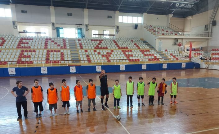 Kuran kursları arası futsalın şampiyonu Nur Camisi oldu