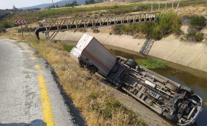 Manisa’da işçi servisi sulama kanalına devrildi