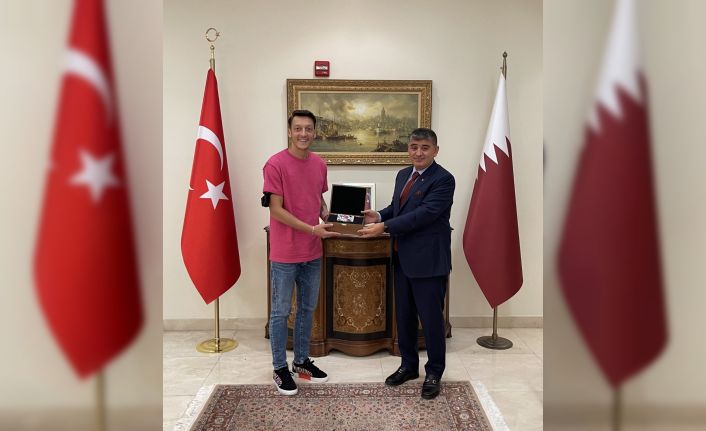 Mesut Özil, Doha Büyükelçisi Göksu’yu ziyaret etti