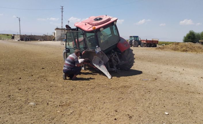 Seyir halindeki traktörün tekerleği çıktı