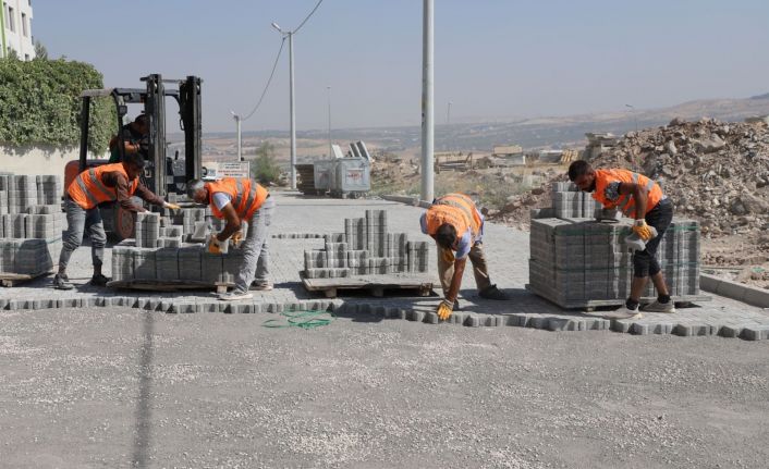 Seyrantepe’de yollar kilitli parkeyle döşeniyor