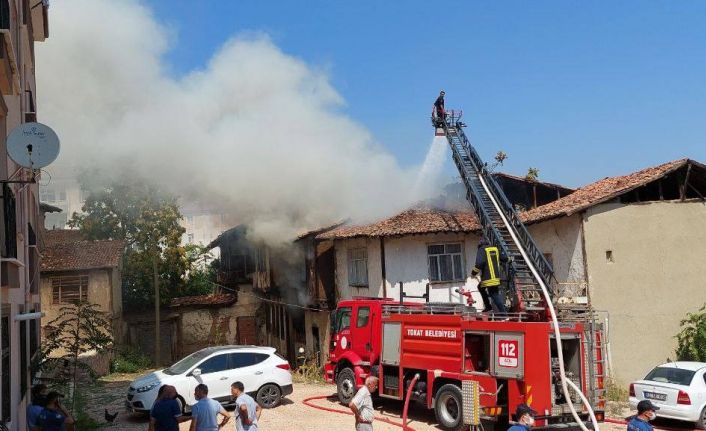 Tokat’ta 2 katlı metruk ev alevlere teslim oldu