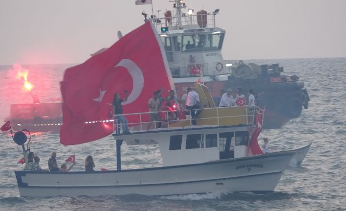 Türk bayrakları ile donatılan teknelerden “Saygı Gezisi”