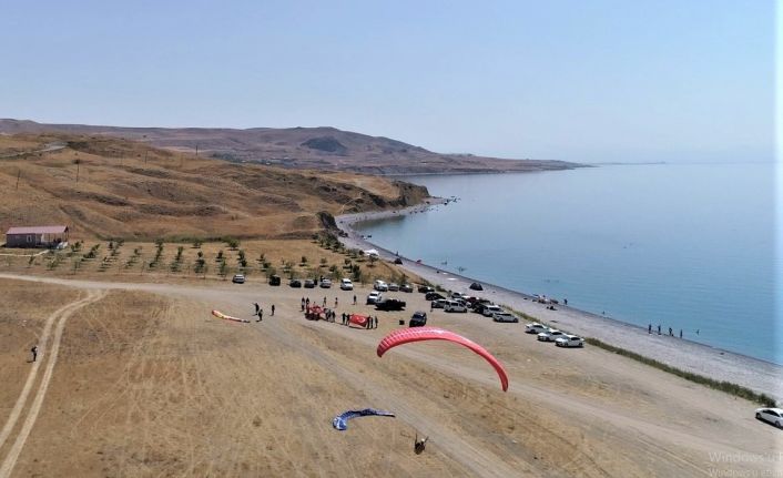 Tuşba Belediyesinden ‘30 Ağustos Zafer Bayramı Yamaç Paraşütü’ etkinliği