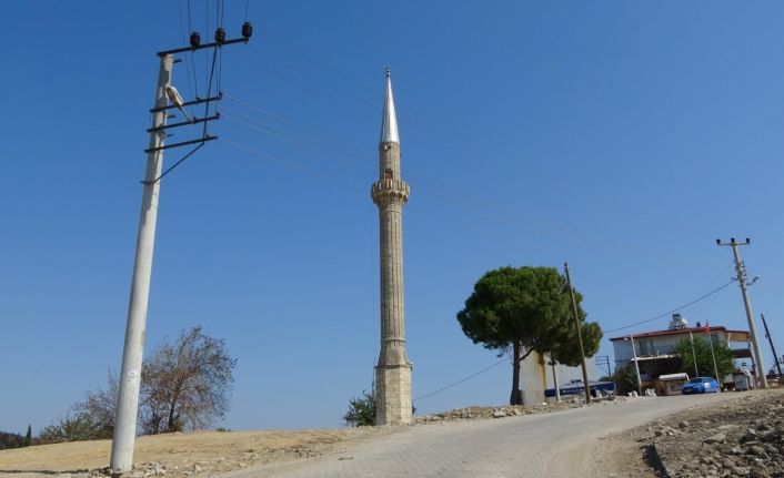Yangında hasar gören cami yıkıldı, minaresi kaldı