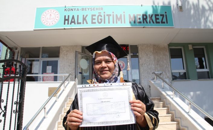 58 yaşında lise diploması aldı, şimdiki hedefi üniversite okumak