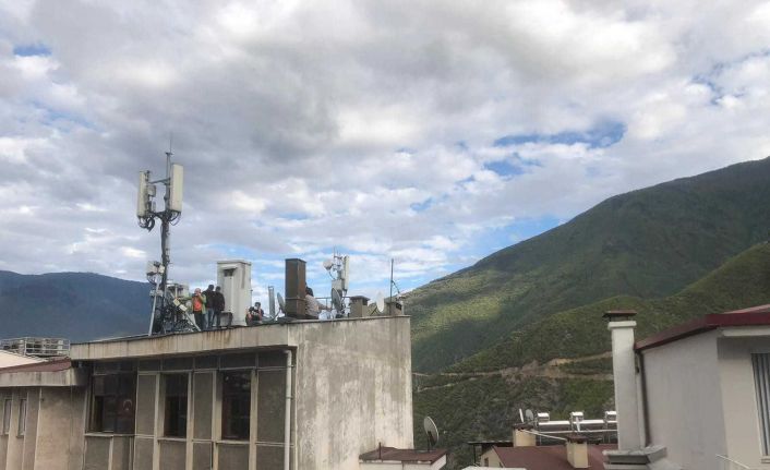 Artvin’de çatıya çıkarak intihar etmek isteyen şahsı polisler ikna etti