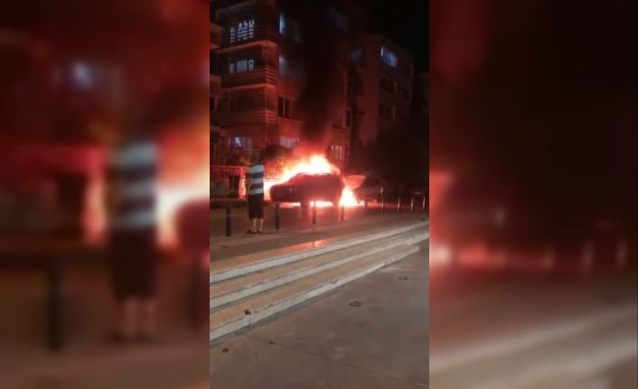 Bursa’da park halindeki 2 otomobil alev alev yandı