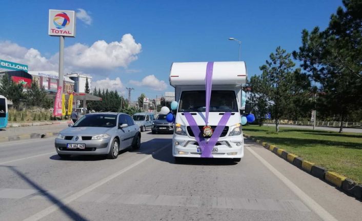 Gelin arabası olarak karavanı seçtiler