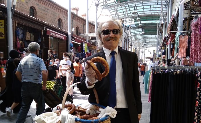 İş adamı gibi giyinip çarşıda sepetle simit satıyor