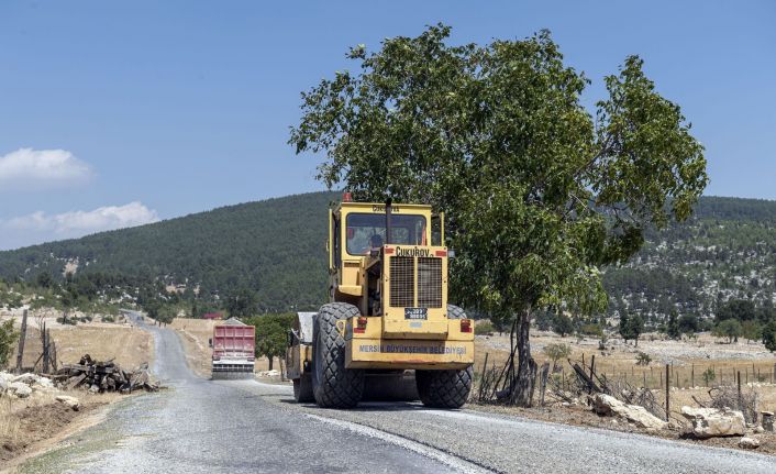 Mersin’de yol yenileme çalışmaları sürüyor