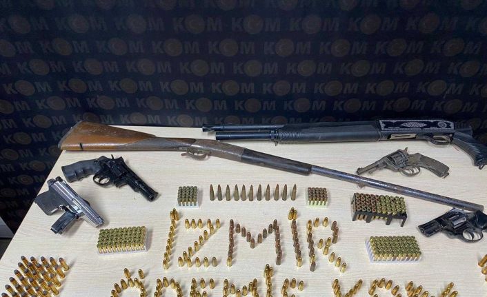 Operasyon yapılan şüphelinin evinden silah ve mühimmatlar çıktı