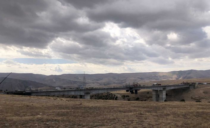 Sarıkamış-Horasan karayolunda yol çalışmaları sürüyor