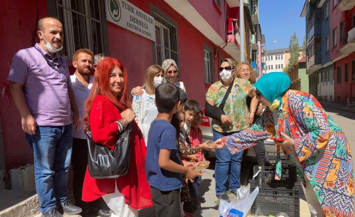 Türk Anneler Derneğinden Aşure dağıtımı