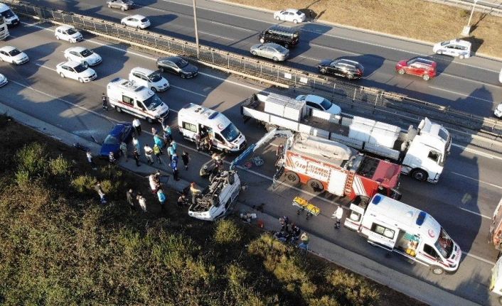 Tuzla’da tekeri patlayan midibüs takla attı: 2 yaralı