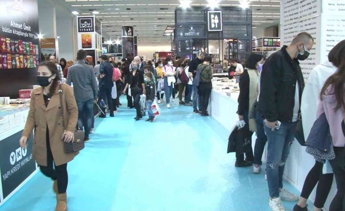 16’ncı Ankara Kitap Fuarı’nda, kitapseverler pandemiye rağmen uzun kuyruklar oluşturdu