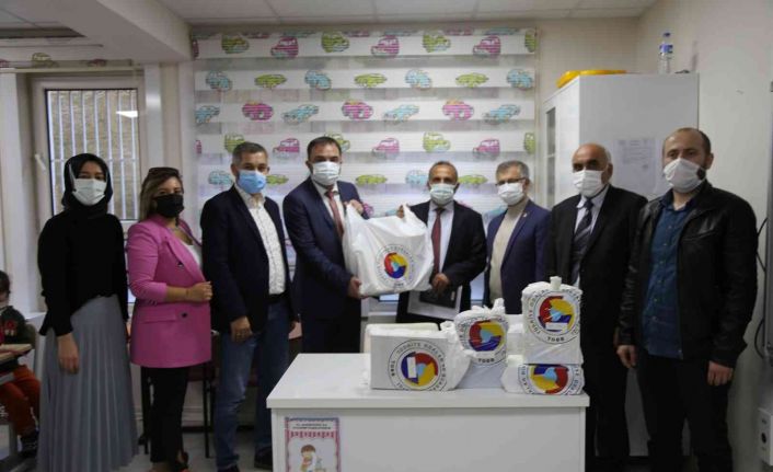 Artvin TSO’dan öğrencilere ayakkabı desteği