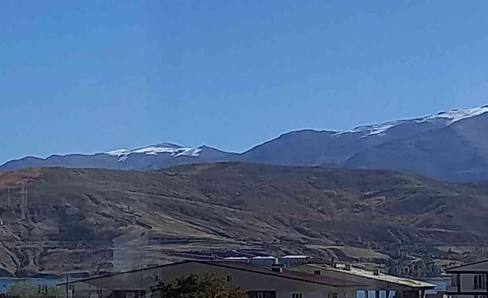 Bitlis’in yüksek kesimlerine mevsimin ilk karı yağdı