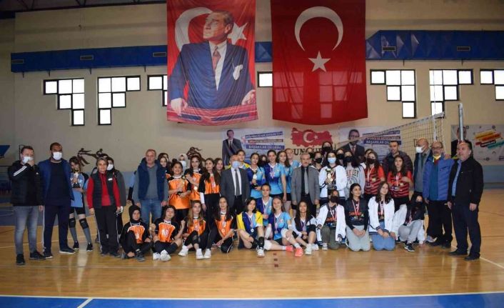 Cumhuriyet kupası genç kızlar voleybol turnuvası sona erdi