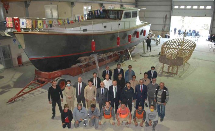 Denizcilik Lisesi öğrencileri 15 metre boyunda tekne yaptı