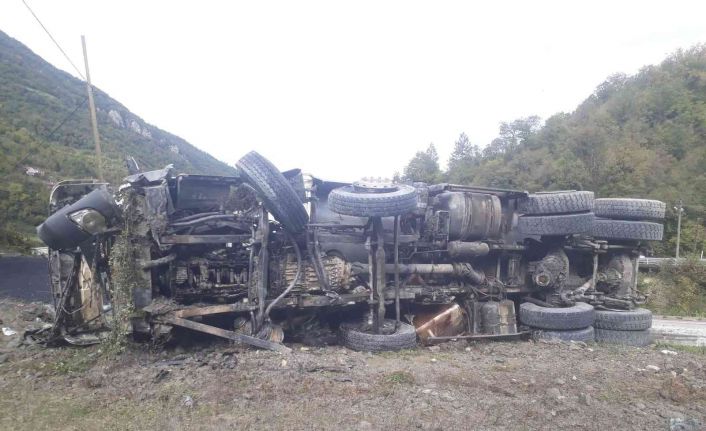 Devrilen sıcak asfalt yüklü hafriyat kamyonu alev aldı: 1 yaralı