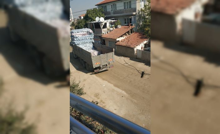 Fazla yüklenen kamyon telefon tellerine çarptı