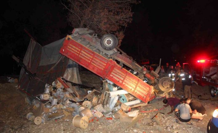 Freni boşalarak şarampole devrilen kamyon ağaçta asılı kaldı: 2 yaralı