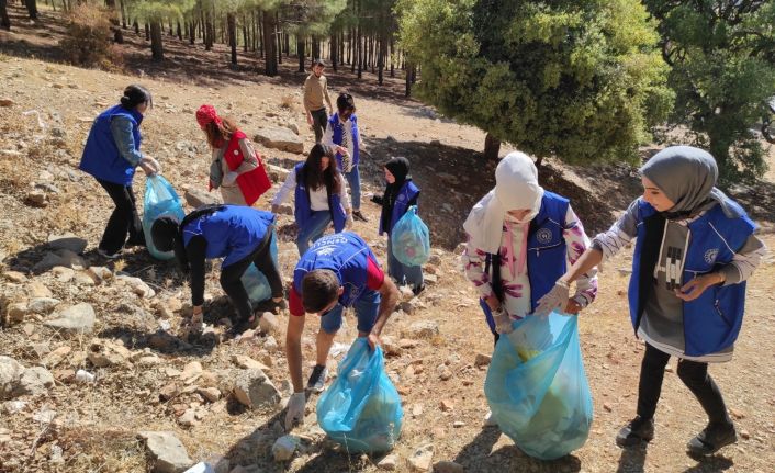 Gençlik merkezi lider ve gönüllüleri çevre temizliği yaptı